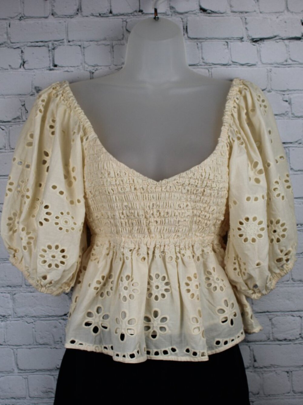 NWT Chaser Dolce Eyelet Puff Sleeve Top - Size Small